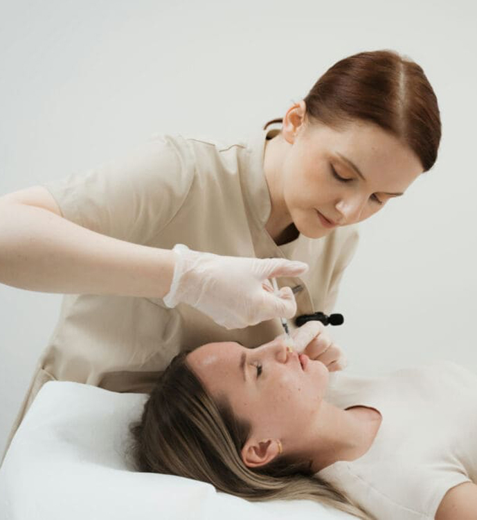 laechelnder mann portraet nahaufnahme mit entspannter pose