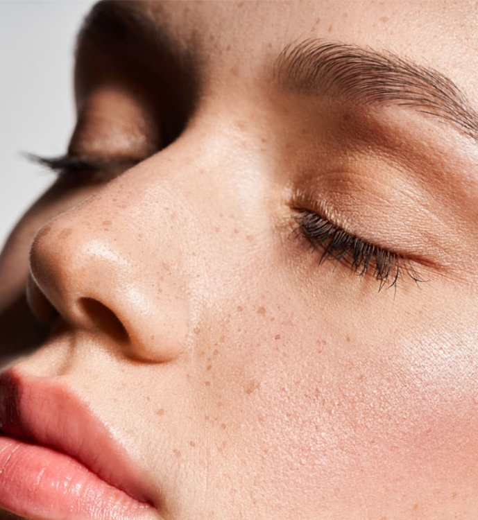 laechelnder mann portraet nahaufnahme mit entspannter pose